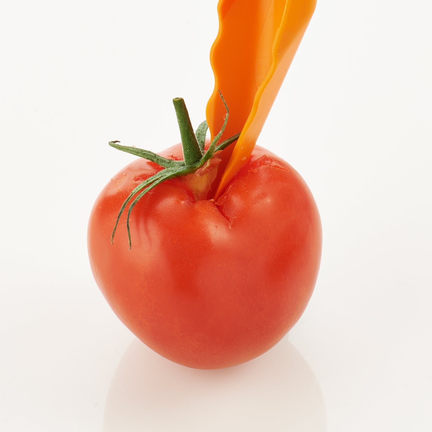 Un éplucheur de fruits et légumes qui a six fonctions à la fois